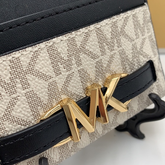 MICHAEL KORS
Reed Large Card Holder
Case Wallet
COLOR: VANILLA BLACK SIGNATURE - Picture 3 of 9